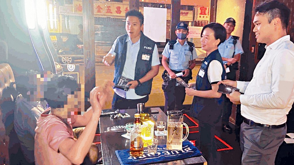 黃大仙警方前晚於區內進行反非法足球博彩活動的宣傳工作，呼籲市民切勿參與非法投注活動。