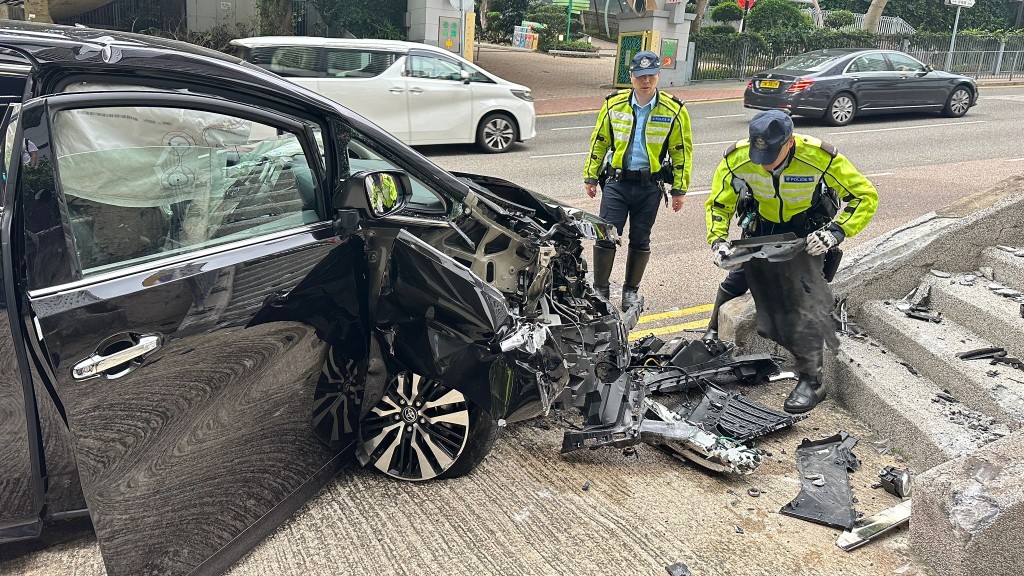 中環紅棉路七人車自炒 鏟上行人路撞欄司機受傷