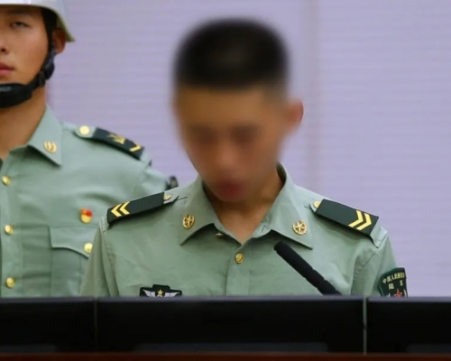 東部戰區陳姓軍人因違規使用手機洩密,被降銜並提前退役,在全旅軍人大會上作出深刻檢討,深刻懺悔。(網圖)