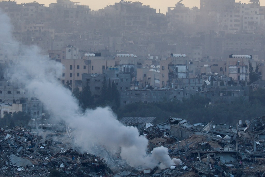 以軍空襲加沙，多處濃煙密布。路透社