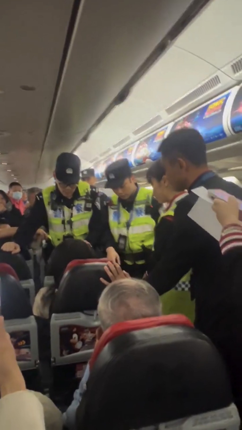 一名女子在飞机座位上表现激动