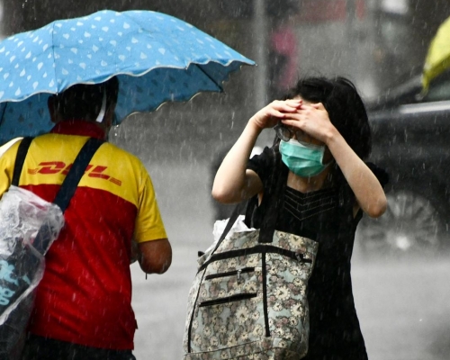天文台預料本港地區今日大致多雲，有幾陣驟雨。資料圖片
