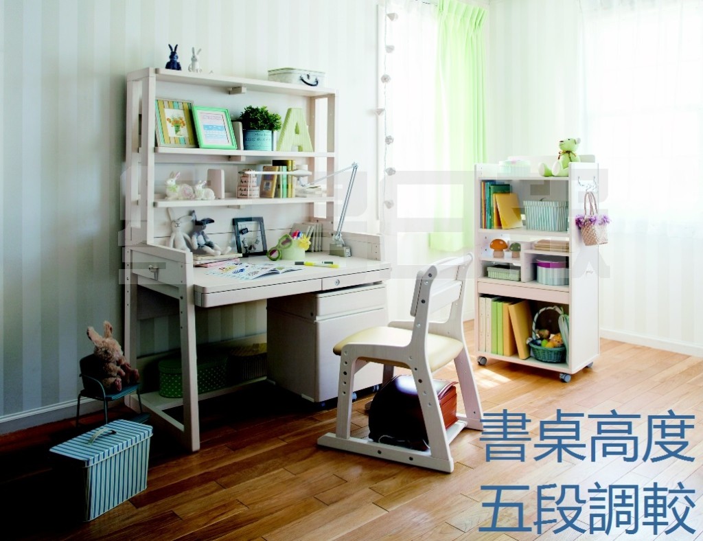 子女不斷長高，書桌往往難以追上成長速度，有見及此，岡村Prettia成長書桌提供5段高度調較，適合5歲至成人身高，桌子並綴以心形圖案，適合女孩子使用。