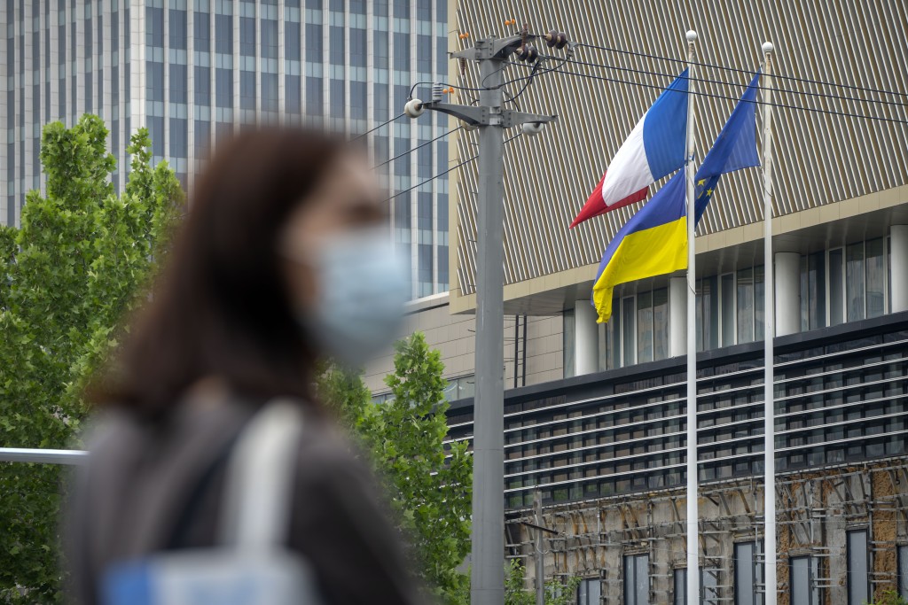 法国驻京使馆同时挂法国和乌克兰国旗。 美联社