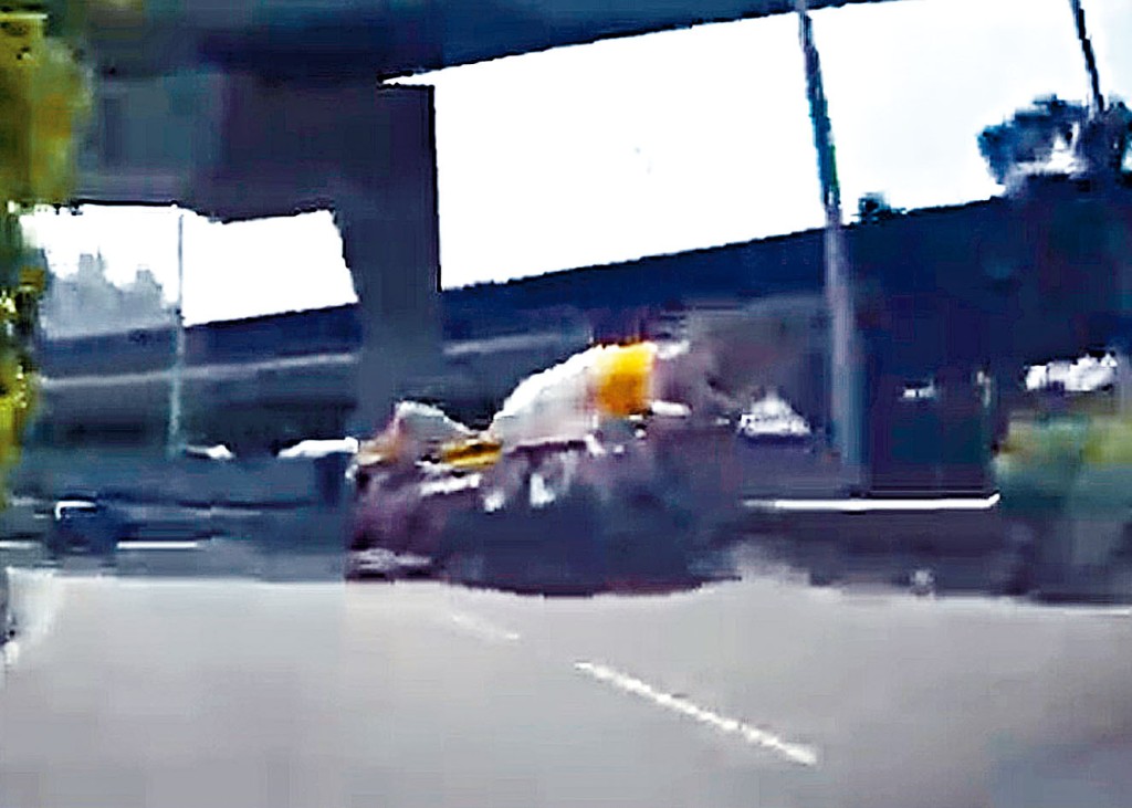 車Cam拍下田螺車失事一刻向右翻側。 