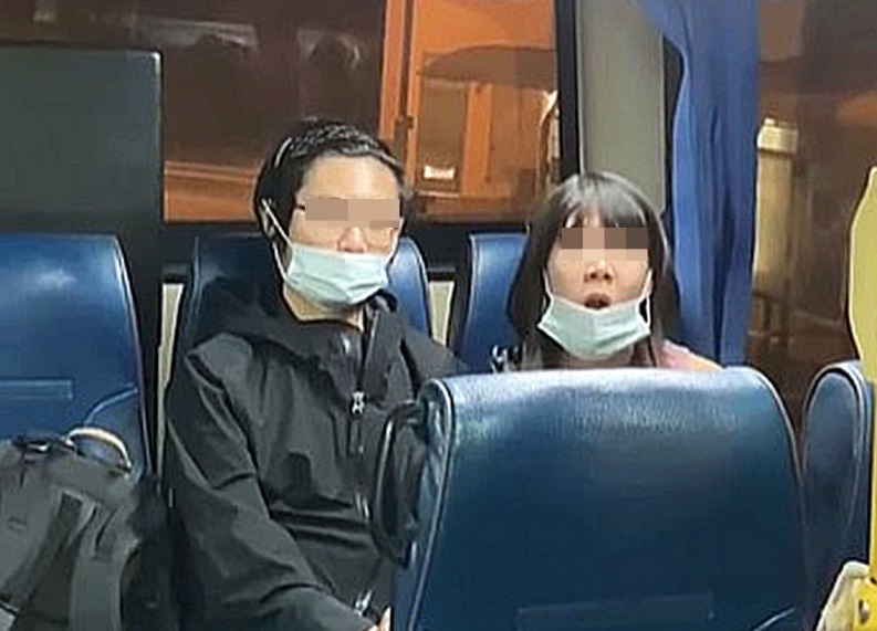 一對男女拒戴好口罩,大鬧大嶼山巴士被捕。網上圖片