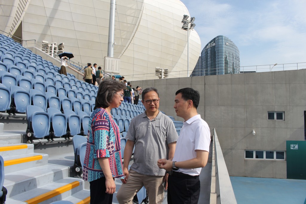 杨何蓓茵(左)及文化体育及旅游局常任秘书长黄智祖(中)考察杭州奥林匹克体育中心网球中心。政府新闻处图片