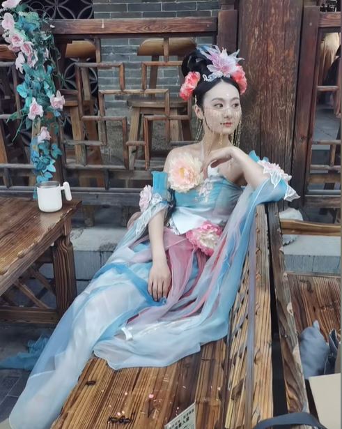 演員的近拍看得出來是名美女。