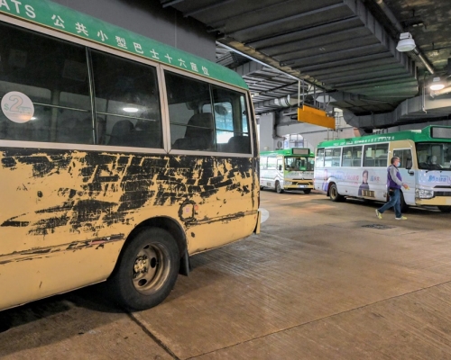 政府擬修例,容許小巴採取不同逃生出口代替緊急門。 資料圖片