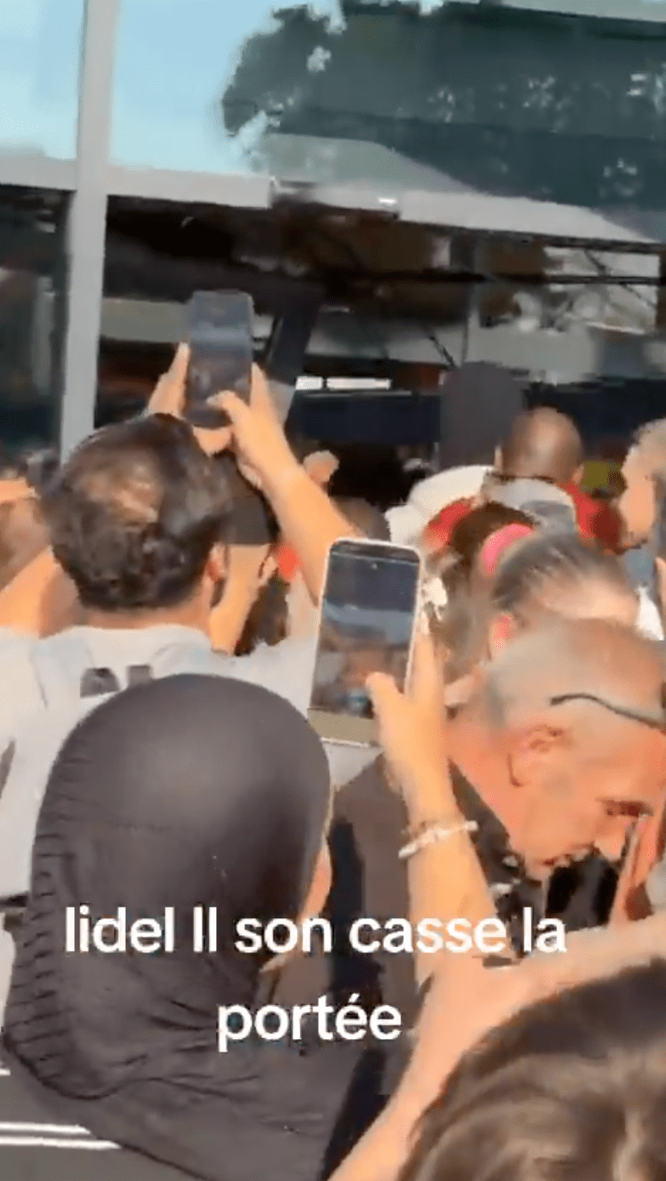 在巴黎西郊楠泰尔（Nanterre）一间Lidl分店，开门一刻即有逾100人冲入店内，期间店门因不胜负荷被挤破。X@CatherineDarot 