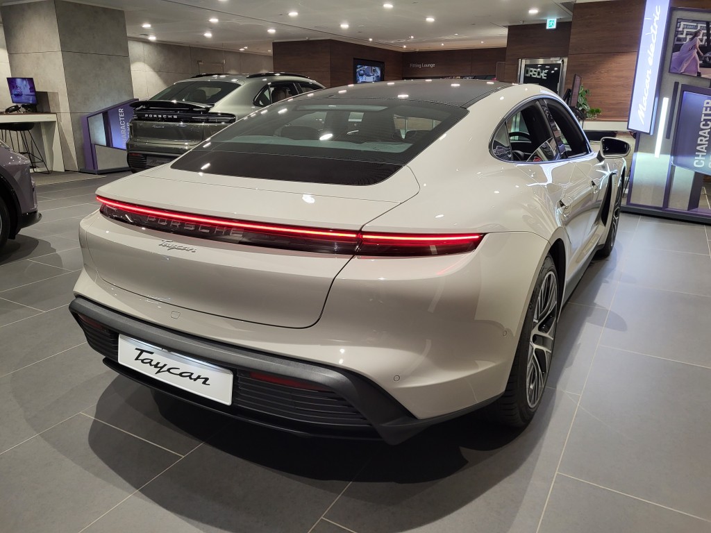 保时捷Porsche Taycan新改良版抵港预览，车价HK$1,478,000起，首批最快第4季交付。