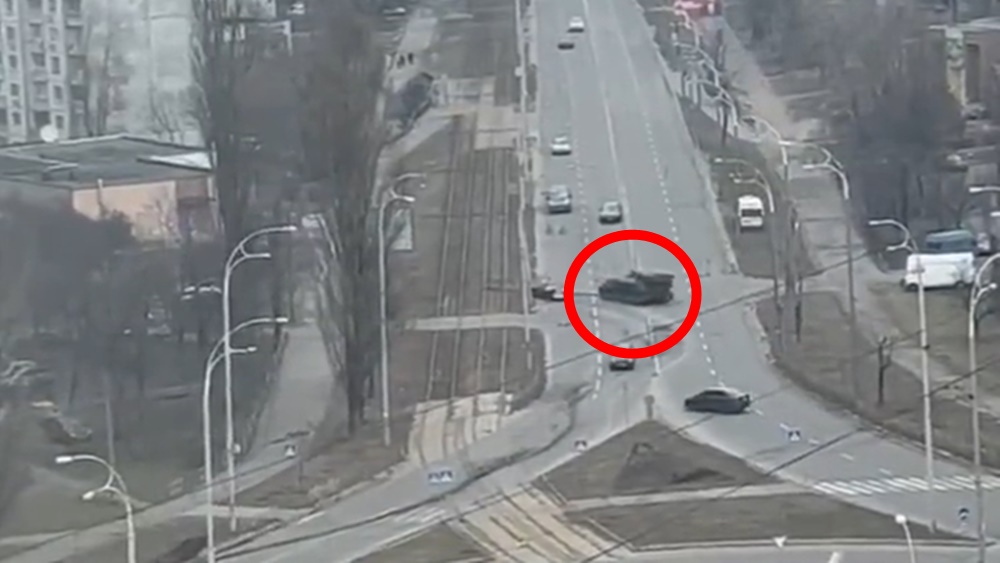 俄國軍車（紅圈）今日出現在基輔市中心的奧波隆。互聯網圖片
