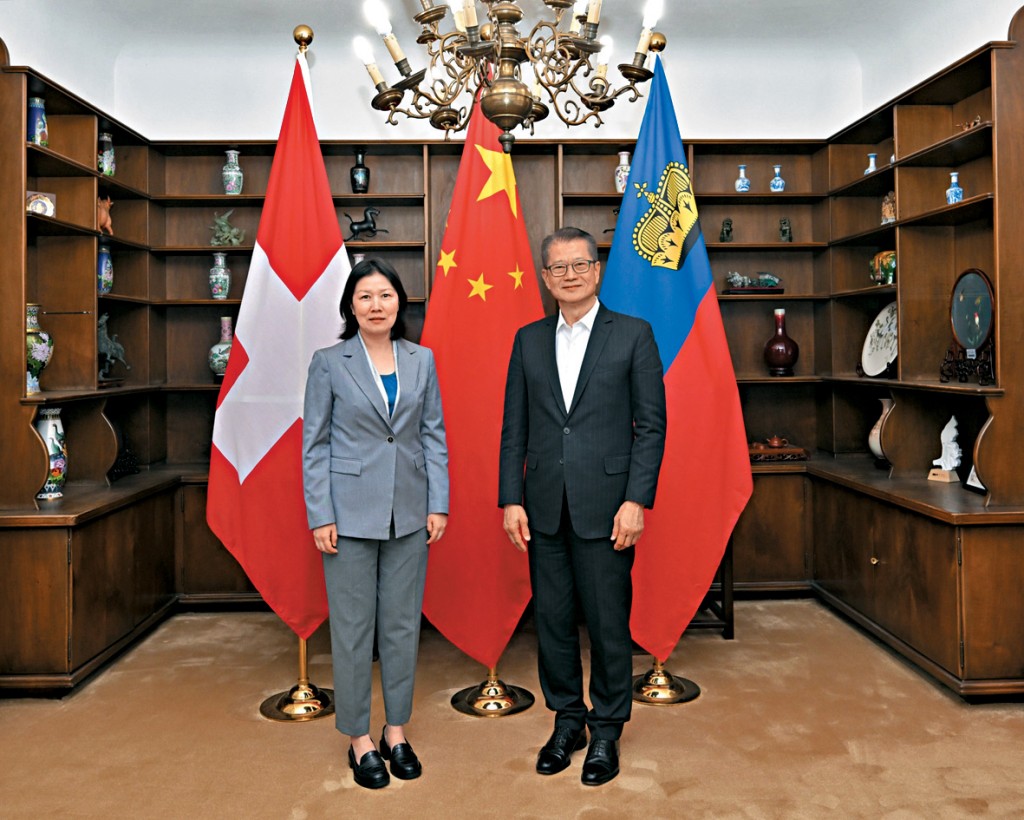 陈茂波早前拜会中国驻苏黎世兼驻列支敦士登公国总领事陈昀，介绍最新经济及社会情况。