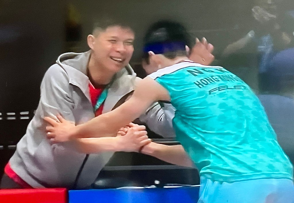 家朗胜出后,第一时间跟总教练黄综翰握手。直播截图 家朗胜出后,第一时间跟总教练黄综翰握手。直播截图