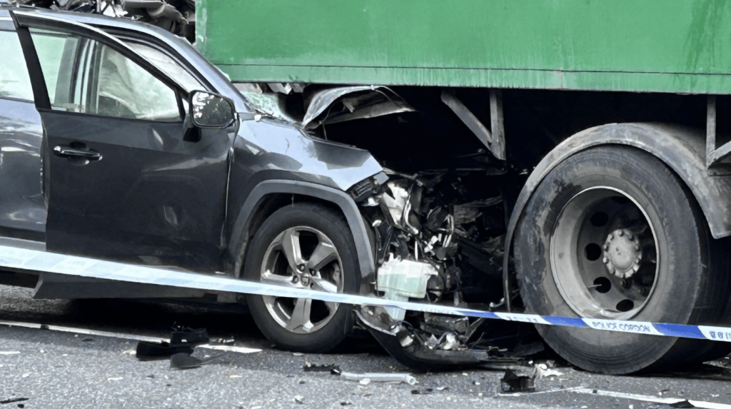 車禍後,私家車車頭盡毀。蔡楚輝攝 車禍後,私家車車頭盡毀。蔡楚輝攝