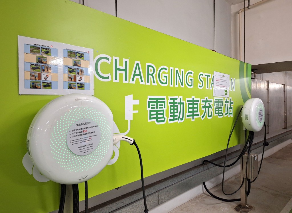 本港電動車越趨普及，市場對充電需求亦隨之上升。政府大力擴展相關設施，目標明年中前將全港充電車位數目增至約20萬個。