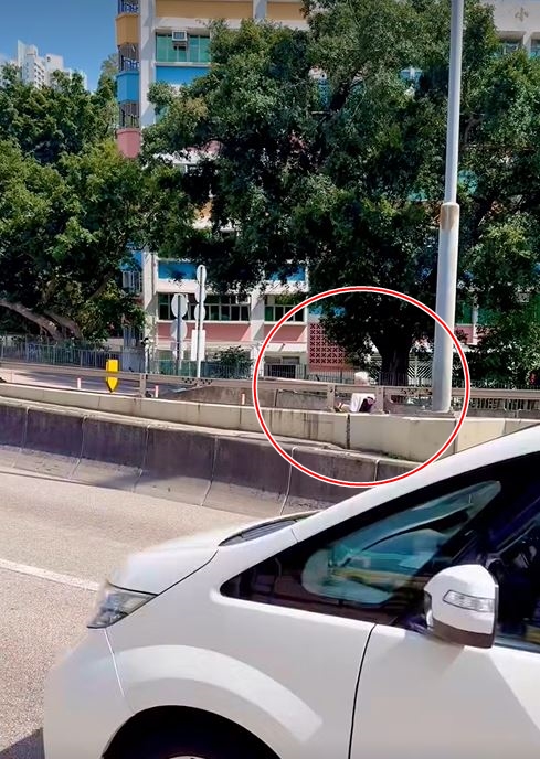 路上車來車往險象環生。fb馬路的事討論區影片截圖