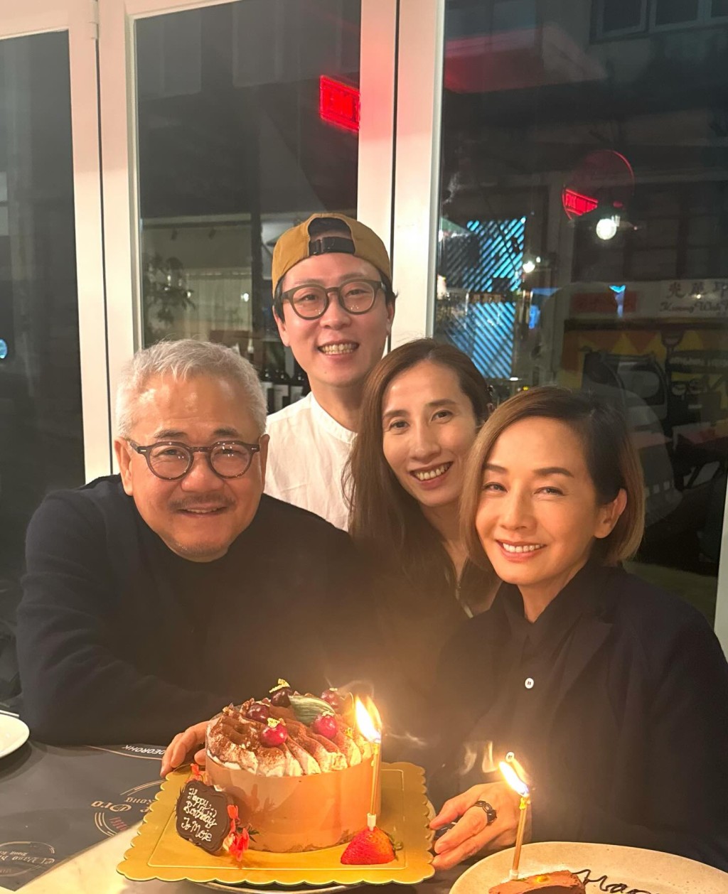 毛舜筠（右）去年生日頻與好友食慶生飯。