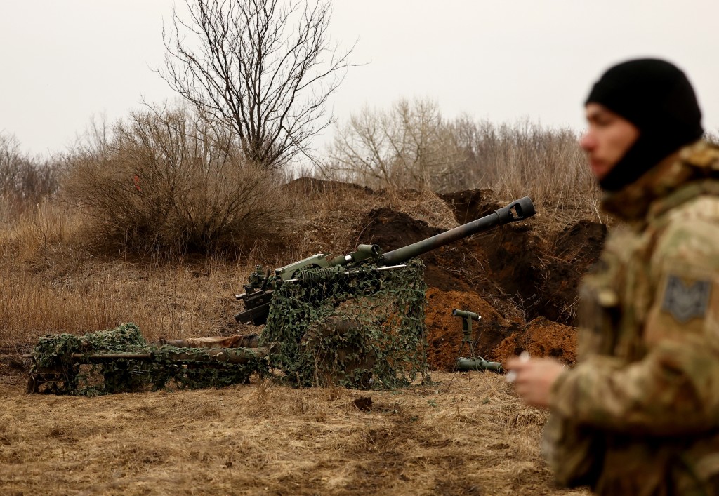 2023年3月8日，在巴赫穆特（Bakhmut）前線，一名烏軍正等候命令發射M119榴彈砲。 路透社