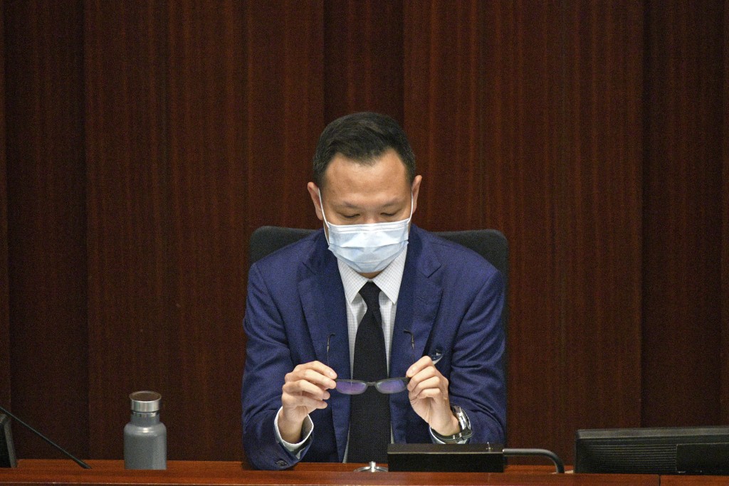 作為炮靶的公民黨議員郭榮鏗似乎預測到自己面臨DQ已寫在牆上，流露出悲觀和壓力情緒。