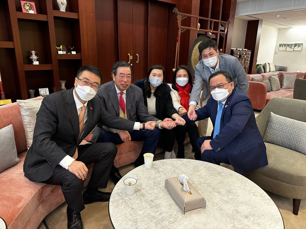 陳永光(右一)為立法會主席梁君彥及數名議員即場把脈。(葛珮帆提供)