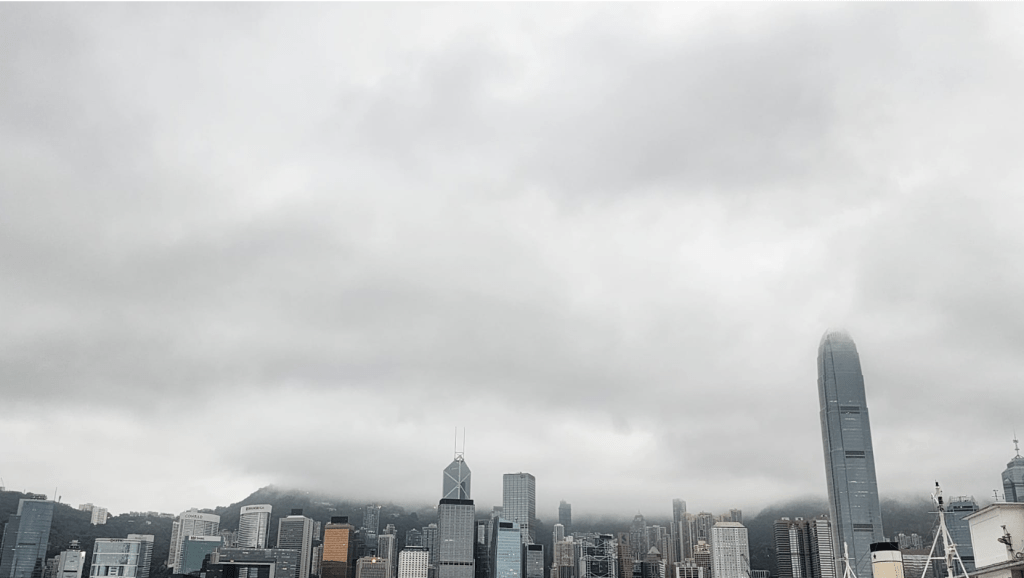 本港地區今日大致多雲，有幾陣驟雨。黎志偉攝