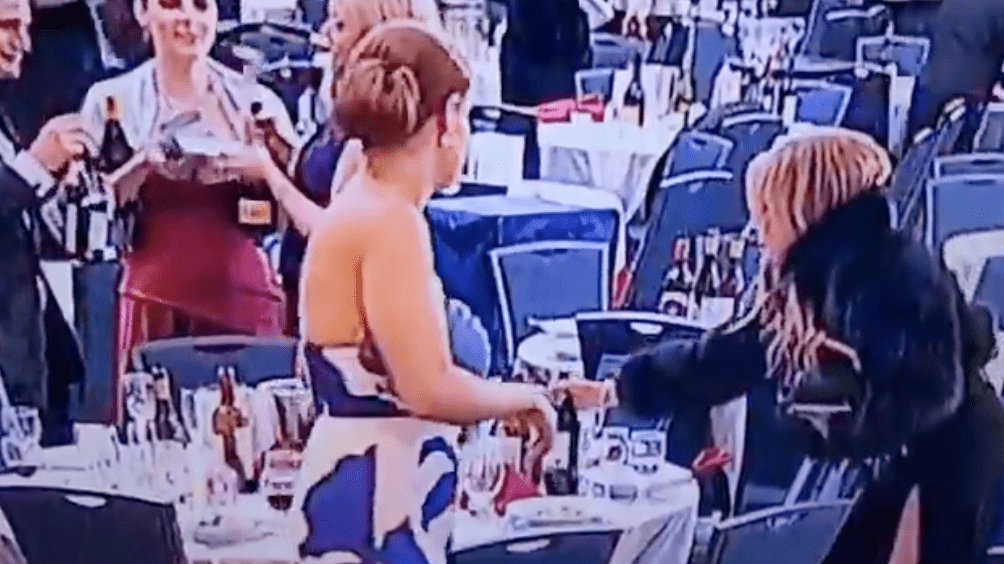 然後再拿走一瓶紅酒。