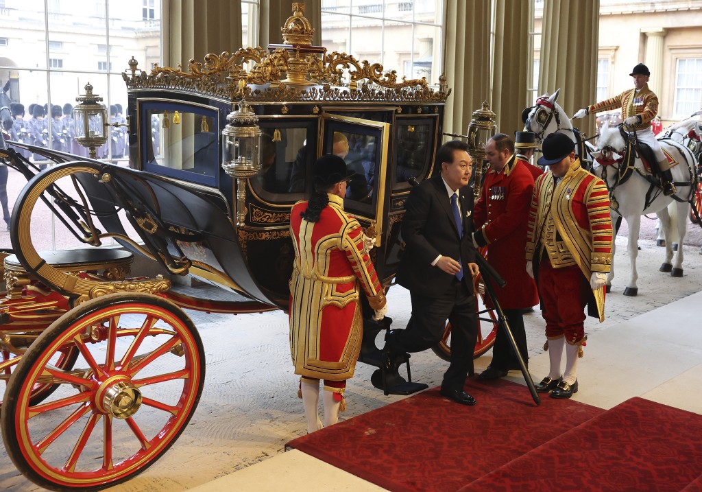韩国总统尹锡烈和英国国王查理三世乘坐国宾马车抵达伦敦市中心白金汉宫。 AP