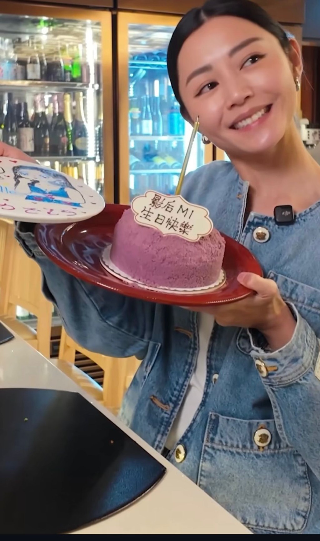 衛詩雅見衛詩雅收到生日蛋糕一刻，非常感動。