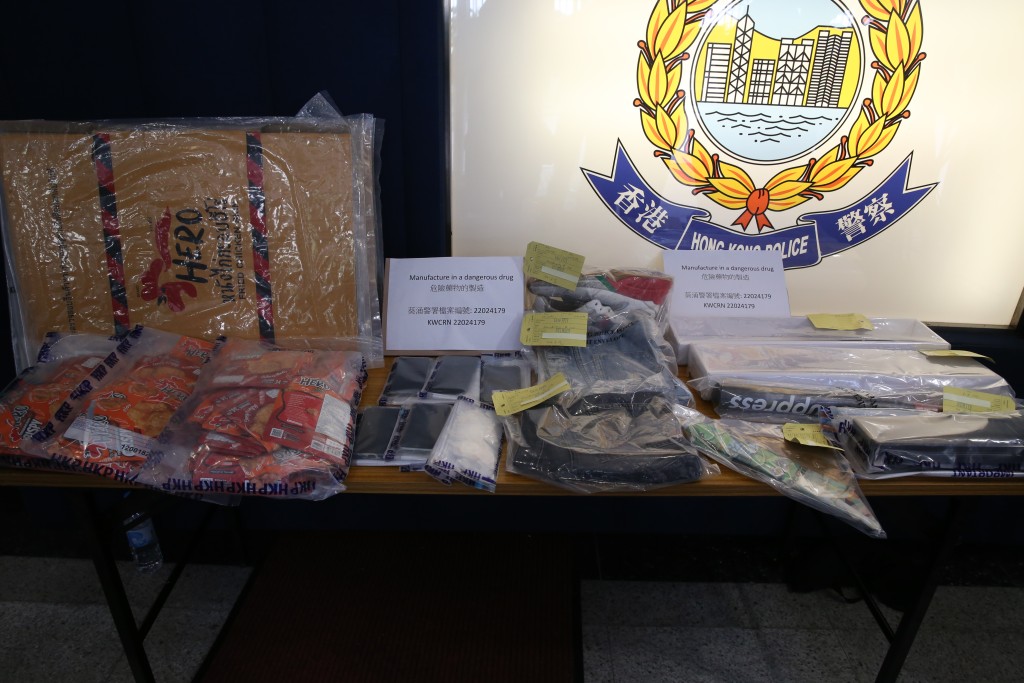 警方展示檢獲的毒品及武器。