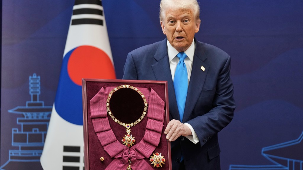 特朗普從李在明手中接過無窮花大勳章。 美聯社