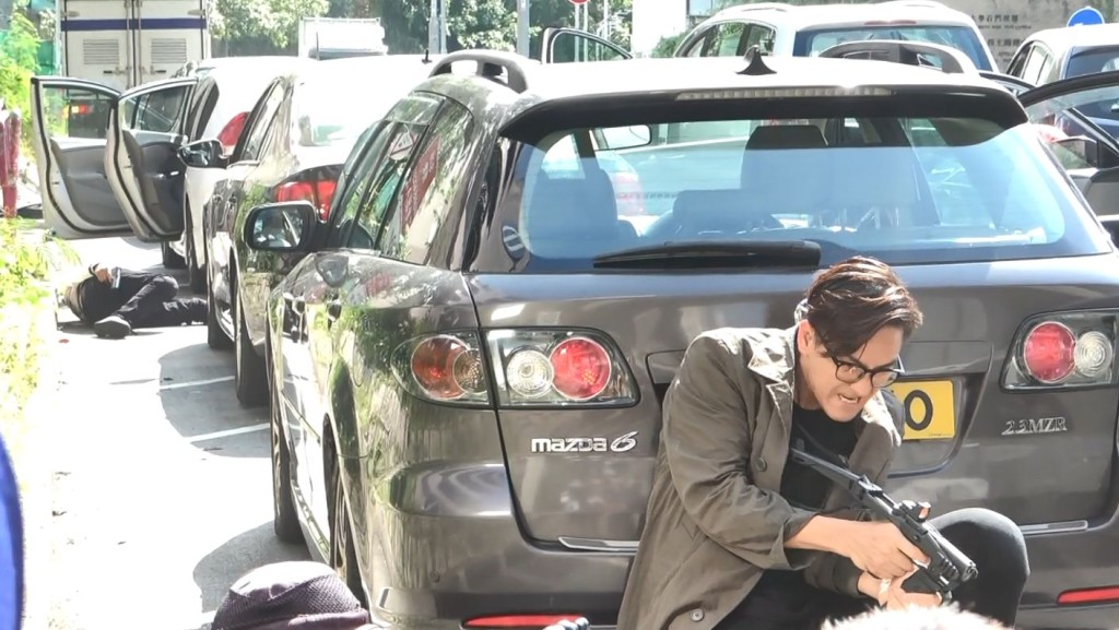 製作認真馬國明喺沙田鬧市拍攝一場槍戰戲，現場製作認真，監製親自指導。