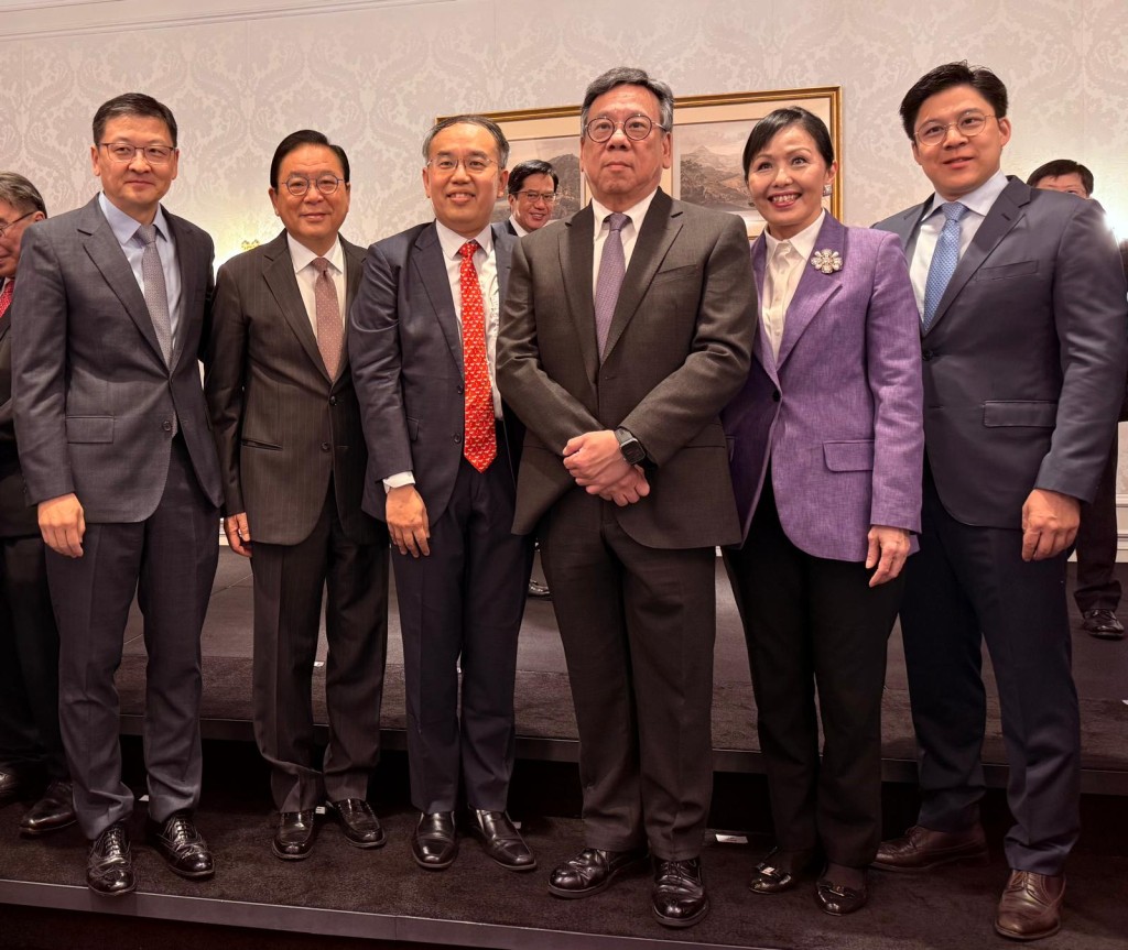 隨團訪中東的一行人。 隨團訪中東的一行人。