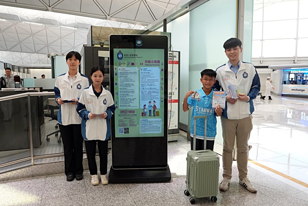 入境處在機場加強離境市民外遊安全宣傳。 入境處在機場加強離境市民外遊安全宣傳。