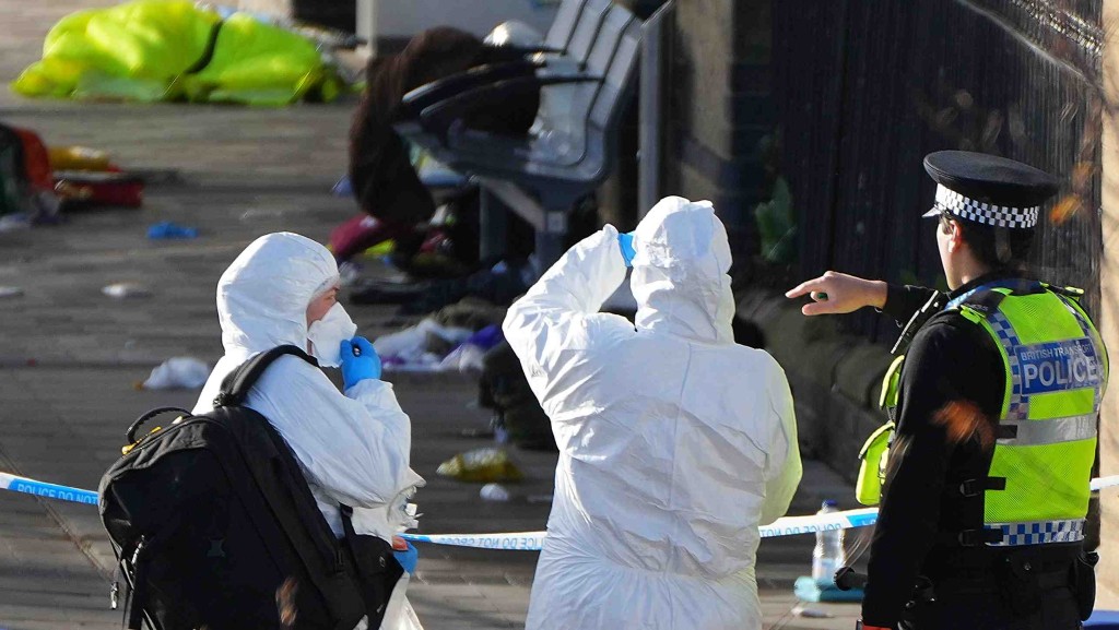 襲擊案件發生後，調查人員返回現場蒐證。美聯社