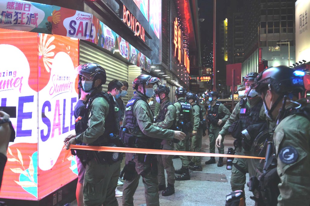 警員截查市民。