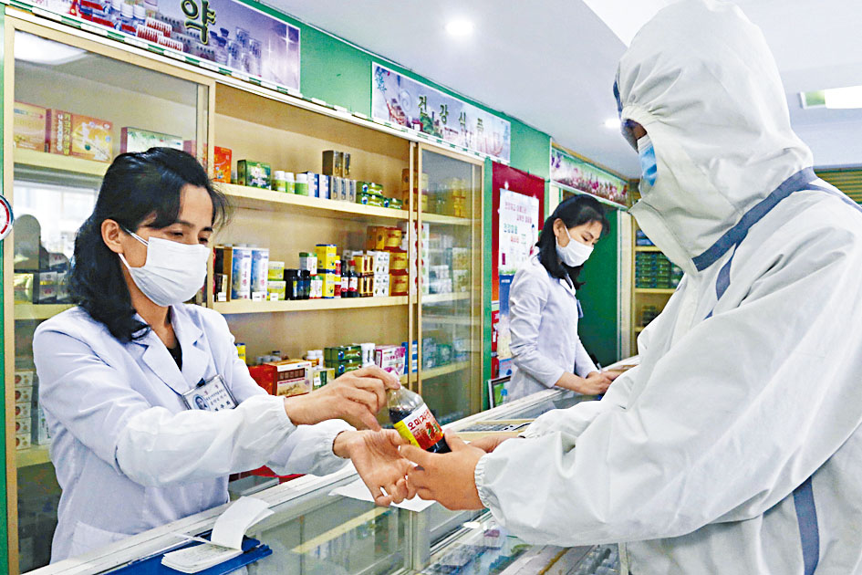 平壤大城區藥品管理辦公室員工，周一向居民提供藥物。