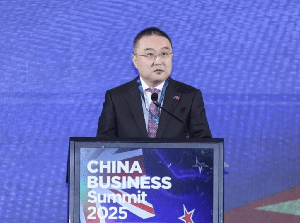 王小龙在社交平台X发文，对彼得斯的涉种族歧视言论作出暗讽。新华社图片