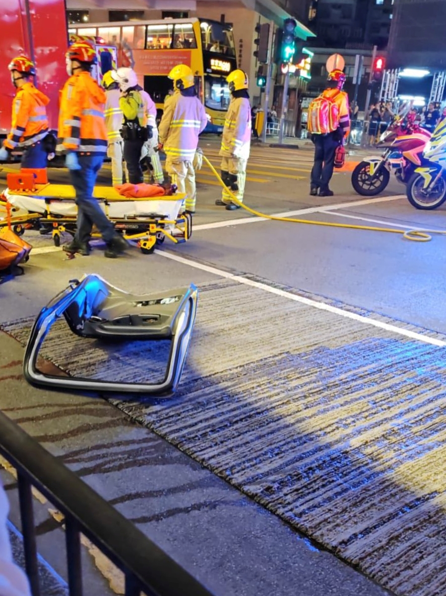 消防到場移除損毀車門。 消防到場移除損毀車門。
