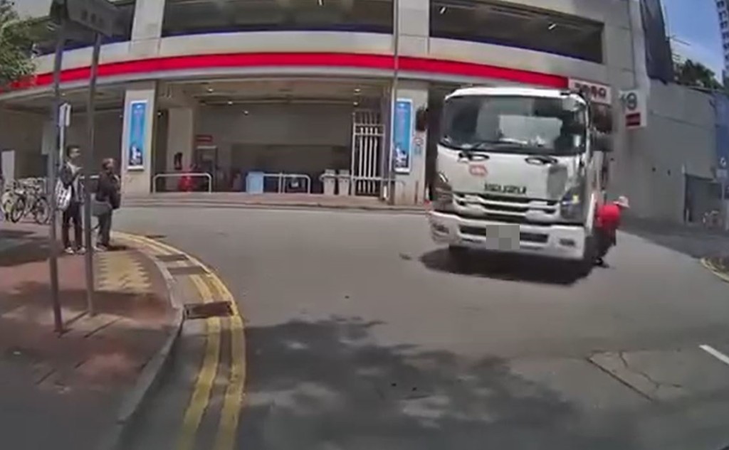 水缸車撞到過路婦人。fb車cam L（香港群組）影片截圖