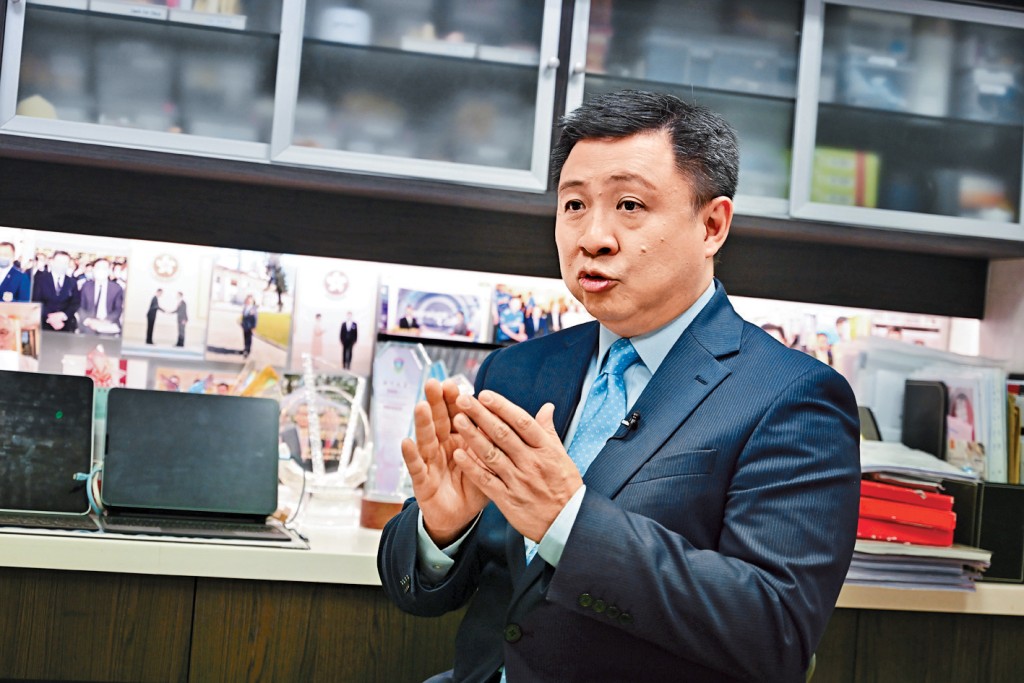 牙醫陳建強獲委任為區議員，他目前身兼香港電台顧問委員會主席、監警會成員、特首政策組專家組成員等公職。