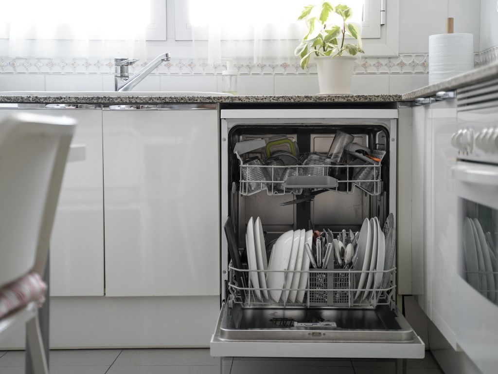 使用洗碗碟機的環保模式，每年可節省15英鎊（約150港元）電費，每次開機前亦要確保內裡已裝滿碗碟，以免浪費電力。