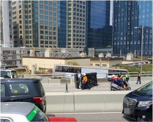 客货车翻侧横卧路中。图:网民Eddy Chan