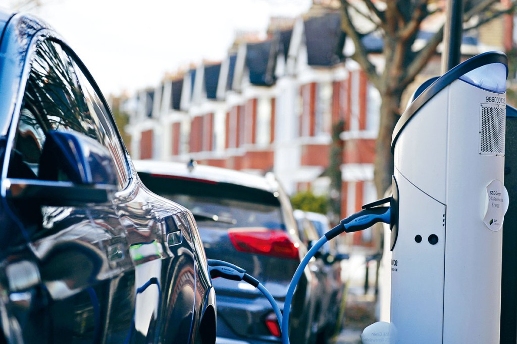 伦敦一辆电动车停在街头的充电站充电。