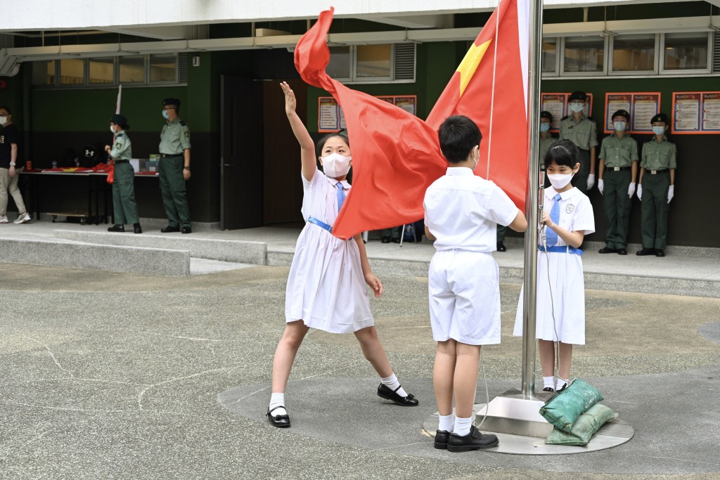 目前本港中小學須在每個上課日升掛國旗、每周舉行升旗禮。資料圖片