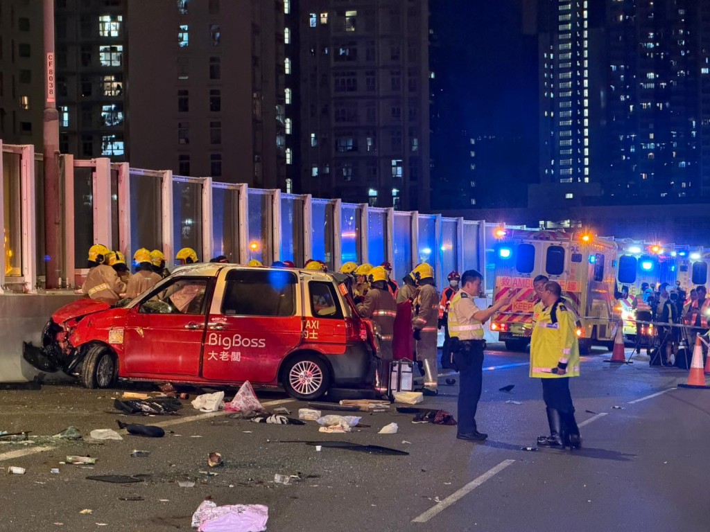 客貨車撞的士釀兩死。
