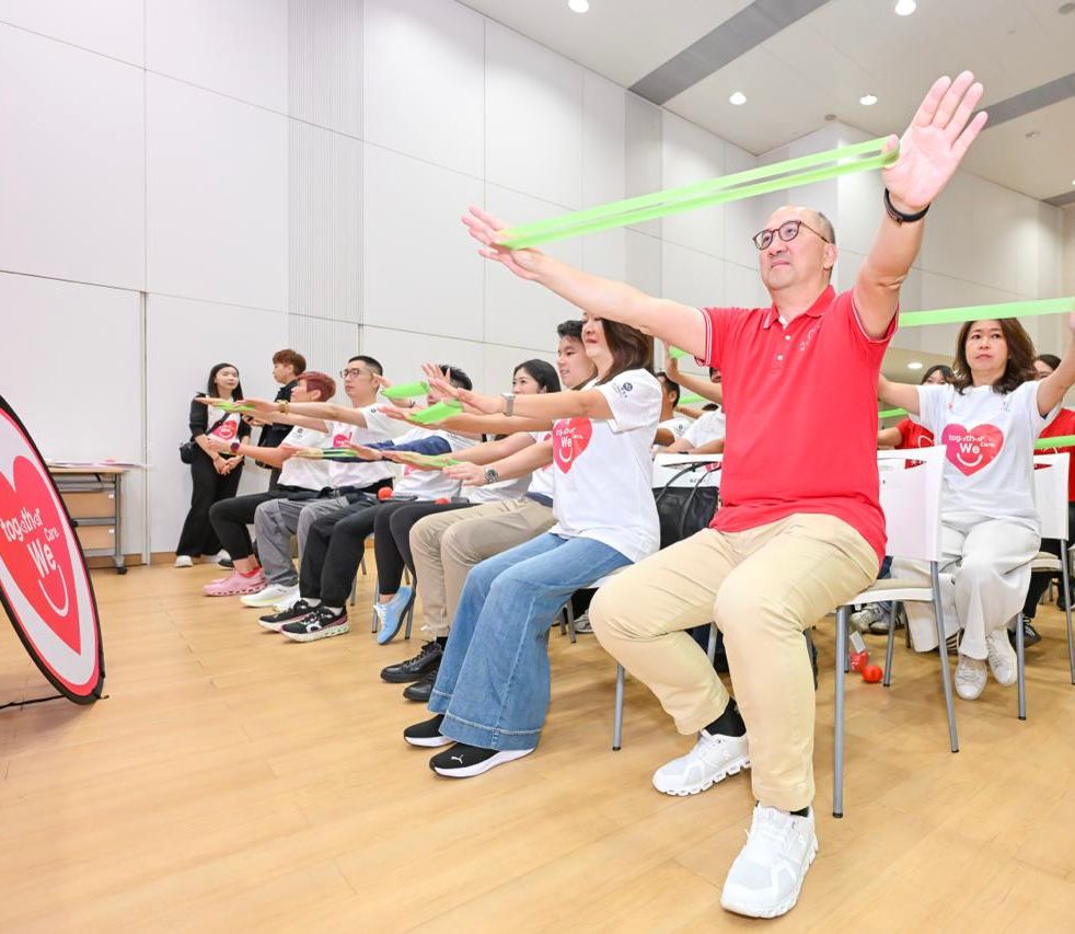 譚志源夥馬會義工隊及一班精英運動員,帶領基層人士運動伸展,齊心迎接全運會。 譚志源夥馬會義工隊及一班精英運動員,帶領基層人士運動伸展,齊心迎接全運會。