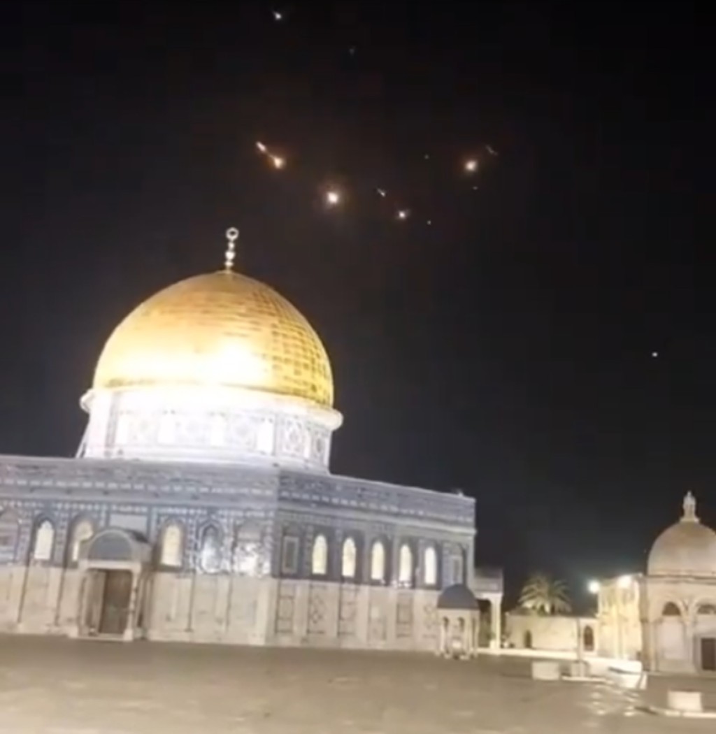 飛彈在耶路撒冷上空劃過。網圖