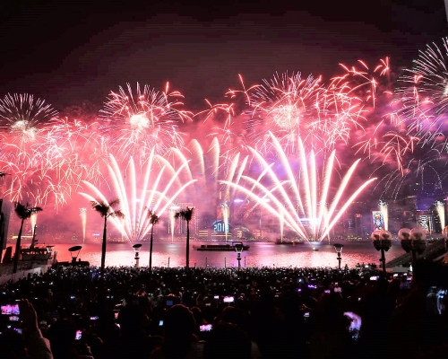 大批市民在维港两岸观赏烟花迎接近一年。
