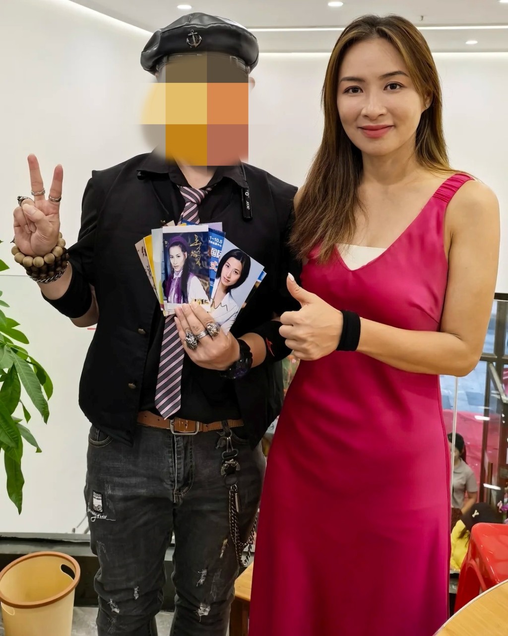 麥家琪與熱情粉絲合照，並豎起拇指，盡顯親民本色。